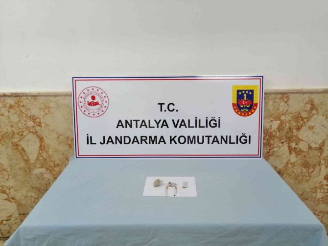 Şüphe üzerine durdurulan şahsın üzerinde 8 gram eroin çıktı