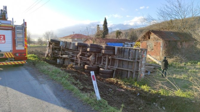 Tomruk yüklü kamyon devrildi, sürücünün burnu bile kanamadı