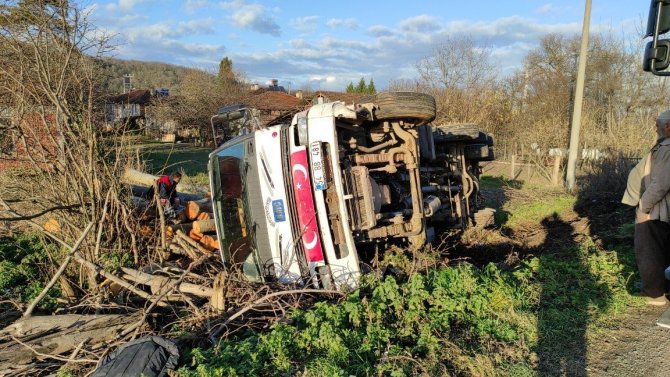 Tomruk yüklü kamyon devrildi, sürücünün burnu bile kanamadı