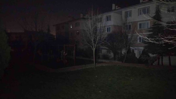 Trafo patladı, mahalle karanlığa gömüldü