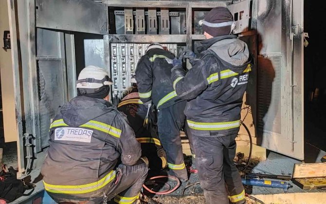 Trafo patladı, mahalle karanlığa gömüldü