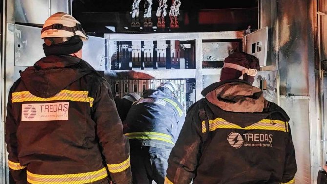 Trafo patladı, mahalle karanlığa gömüldü