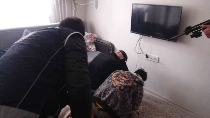 Apartman dairesine operasyon: 10 düzensiz göçmen yakalandı