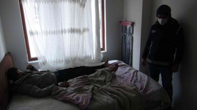 Apartman dairesine operasyon: 10 düzensiz göçmen yakalandı