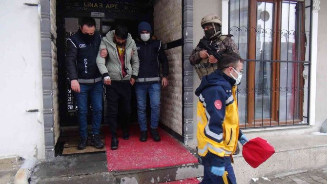 Apartman dairesine operasyon: 10 düzensiz göçmen yakalandı