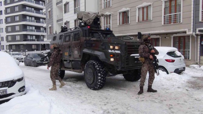 Apartman dairesine operasyon: 10 düzensiz göçmen yakalandı