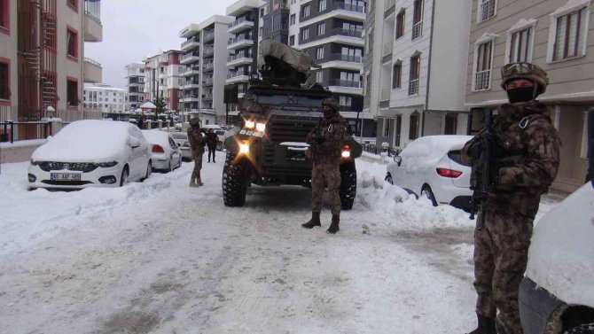 Apartman dairesine operasyon: 10 düzensiz göçmen yakalandı