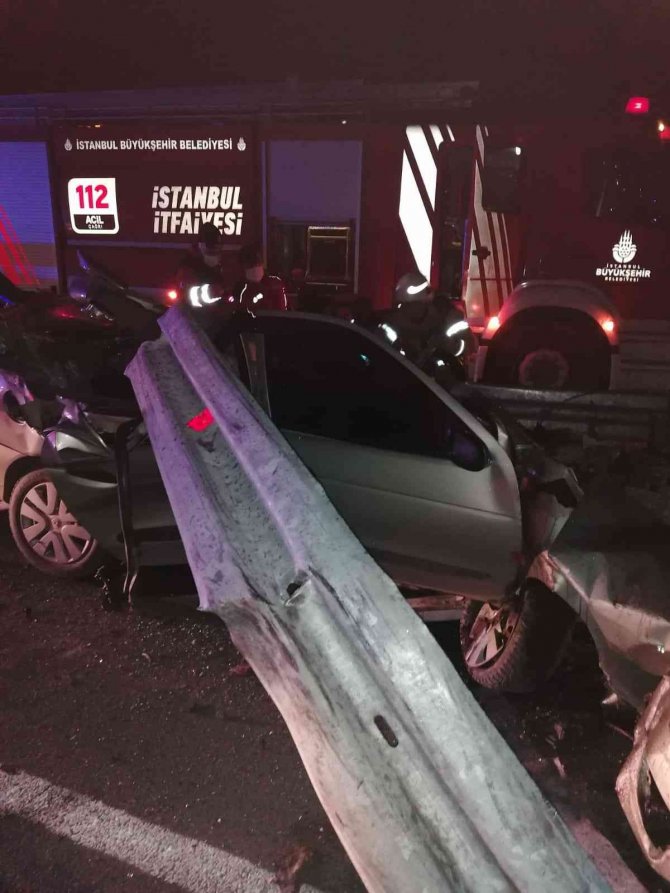 Bariyerlere çarpan araç sürücüsü hayatını kaybetti