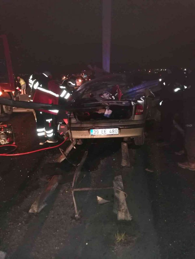 Bariyerlere çarpan araç sürücüsü hayatını kaybetti