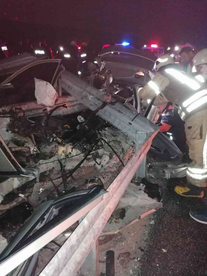 Bariyerlere çarpan araç sürücüsü hayatını kaybetti