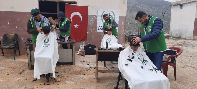 Erzurumlu berberler İdlibli çocukları tıraş ederek sevindirdi