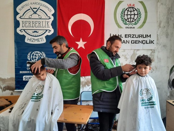 Erzurumlu berberler İdlibli çocukları tıraş ederek sevindirdi
