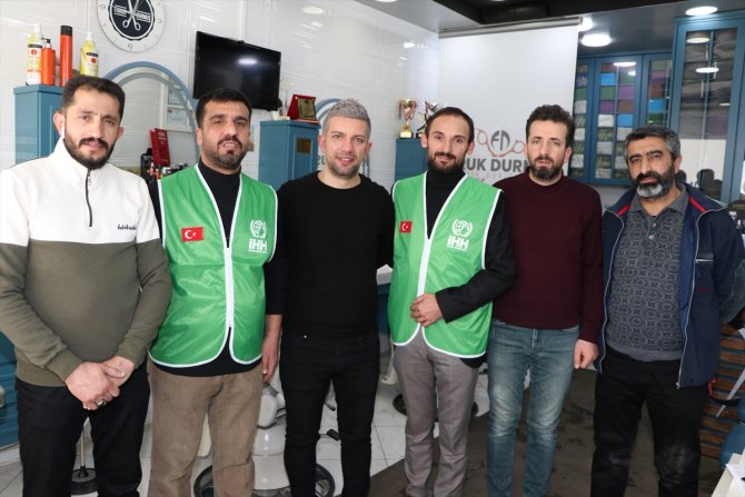 Erzurumlu berberler İdlibli çocukları tıraş ederek sevindirdi