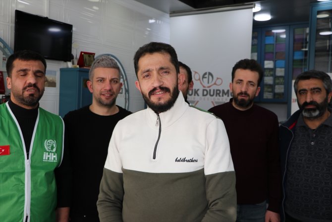 Erzurumlu berberler İdlibli çocukları tıraş ederek sevindirdi