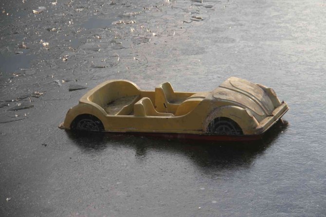 Beyşehir Gölü kıyıları buz tuttu