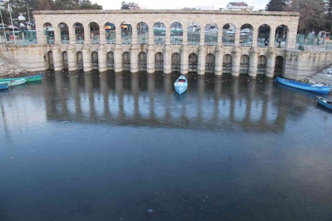 Beyşehir Gölü kıyıları buz tuttu