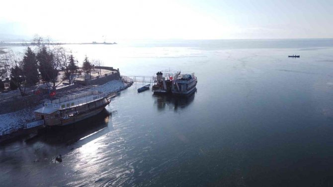 Beyşehir Gölü kıyıları buz tuttu