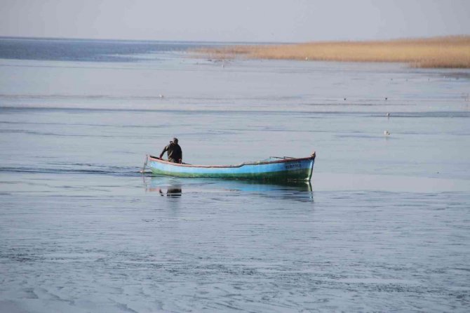 Beyşehir Gölü kıyıları buz tuttu