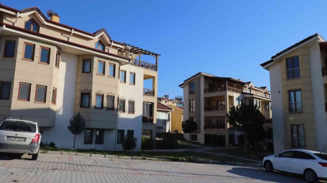 Böyle komşu düşman başına