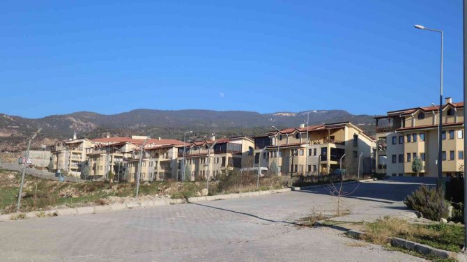 Böyle komşu düşman başına