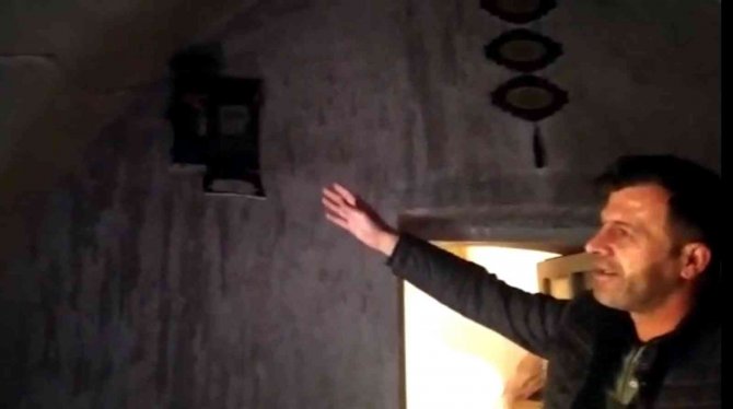 Evin damına yıldırım düşmesi sonucu birçok ev eşyası yandı