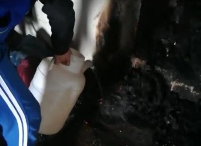 Evin damına yıldırım düşmesi sonucu birçok ev eşyası yandı