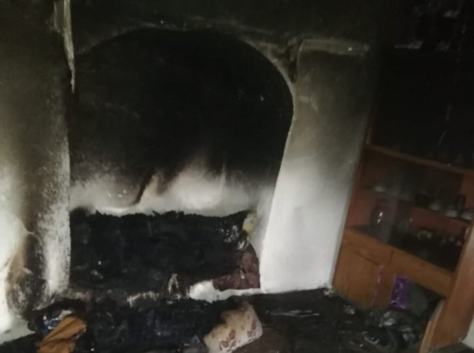 Evin damına yıldırım düşmesi sonucu birçok ev eşyası yandı