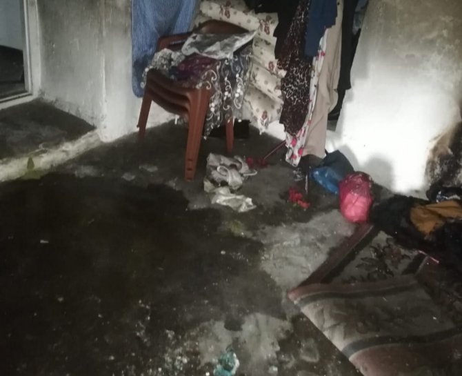 Evin damına yıldırım düşmesi sonucu birçok ev eşyası yandı