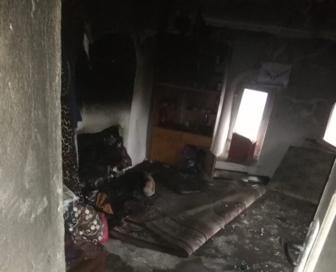 Evin damına yıldırım düşmesi sonucu birçok ev eşyası yandı