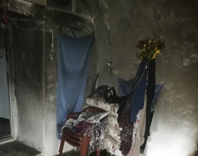 Evin damına yıldırım düşmesi sonucu birçok ev eşyası yandı