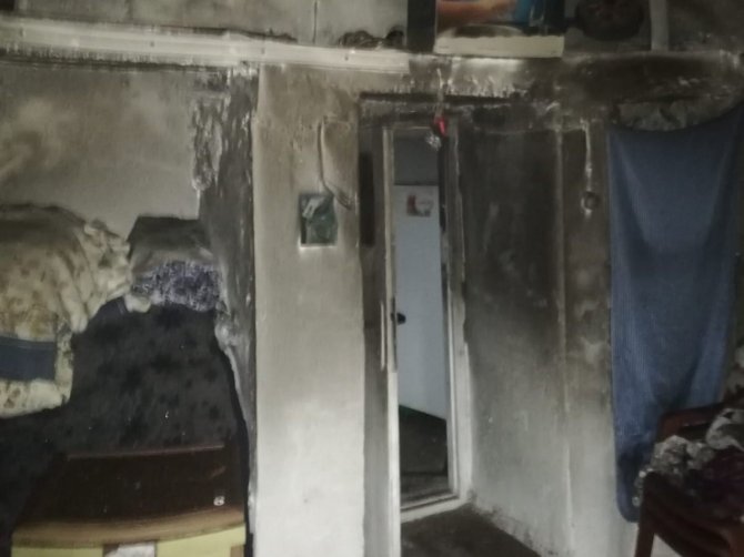 Evin damına yıldırım düşmesi sonucu birçok ev eşyası yandı