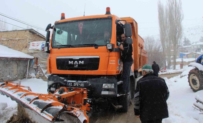 Gurbetteki 25 yılın ardından kopamadığı köyüne muhtar oldu