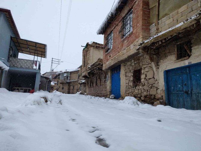 Gurbetteki 25 yılın ardından kopamadığı köyüne muhtar oldu