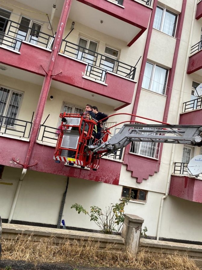 İtfaiye eri, yangında mahsur kalan yaşlı kadını sırtında indirdi