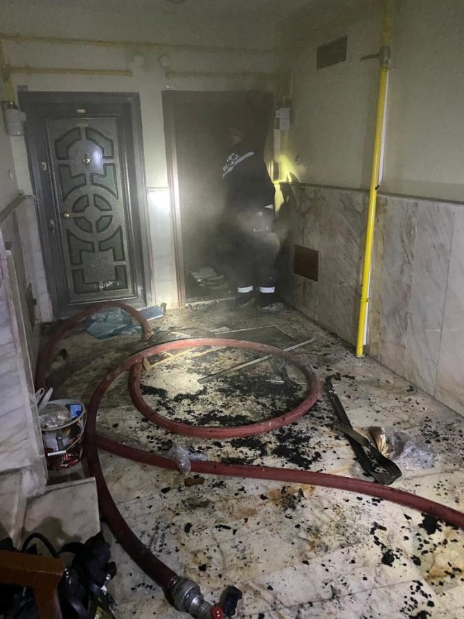 İtfaiye eri, yangında mahsur kalan yaşlı kadını sırtında indirdi