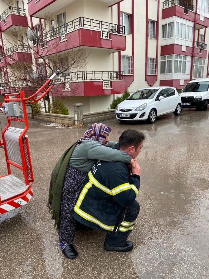 İtfaiye eri, yangında mahsur kalan yaşlı kadını sırtında indirdi