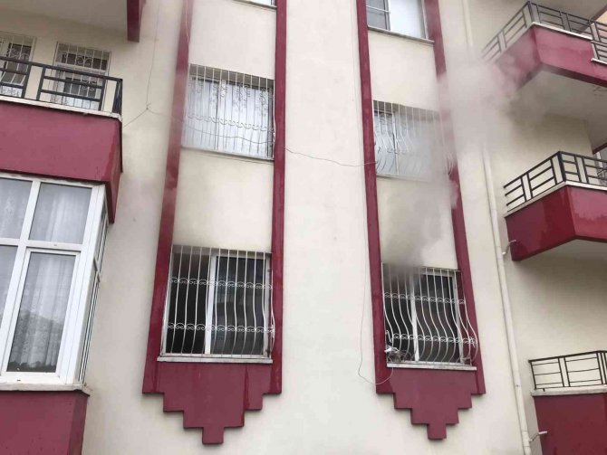 İtfaiye eri, yangında mahsur kalan yaşlı kadını sırtında indirdi