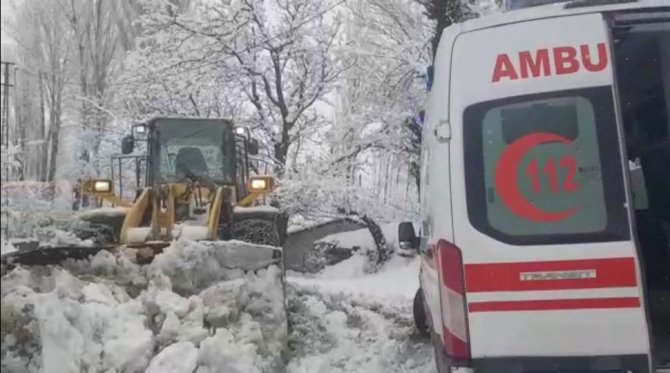 Kar yolları kapattı, damdan düşen çocuk için ekipler seferber oldu
