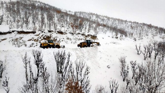 Kar yolları kapattı, damdan düşen çocuk için ekipler seferber oldu