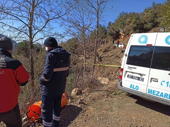 Komşularının kayıp ihbarı verdiği yaşlı adam, dere yatağında ölü bulundu
