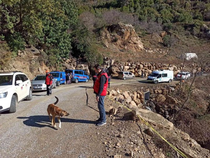 Komşularının kayıp ihbarı verdiği yaşlı adam, dere yatağında ölü bulundu