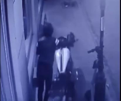 Önce keşif yaptılar sonra seçtikleri motosikleti iterek götürdüler