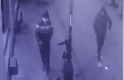 Önce keşif yaptılar sonra seçtikleri motosikleti iterek götürdüler