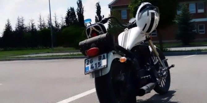 Önce keşif yaptılar sonra seçtikleri motosikleti iterek götürdüler