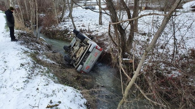 Orman muhafaza memurlarını taşıyan araç şarampole yuvarlandı: 2 yaralı