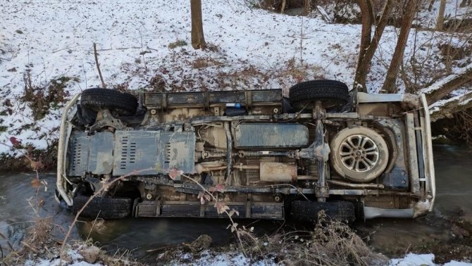 Orman muhafaza memurlarını taşıyan araç şarampole yuvarlandı: 2 yaralı