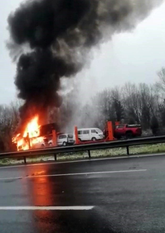 TEM’de tır ve taşıdığı 4 araç küle döndü