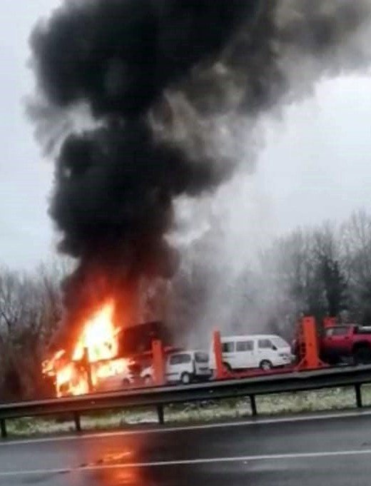 TEM’de tır ve taşıdığı 4 araç küle döndü