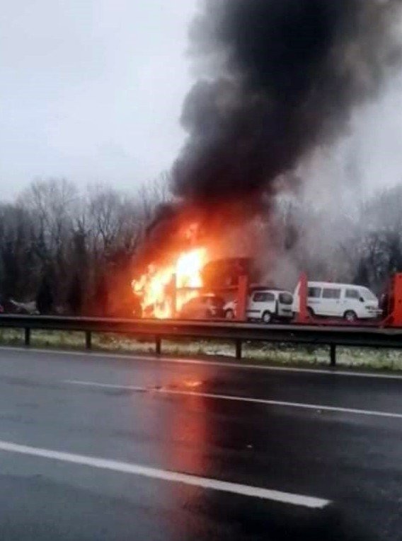 TEM’de tır ve taşıdığı 4 araç küle döndü