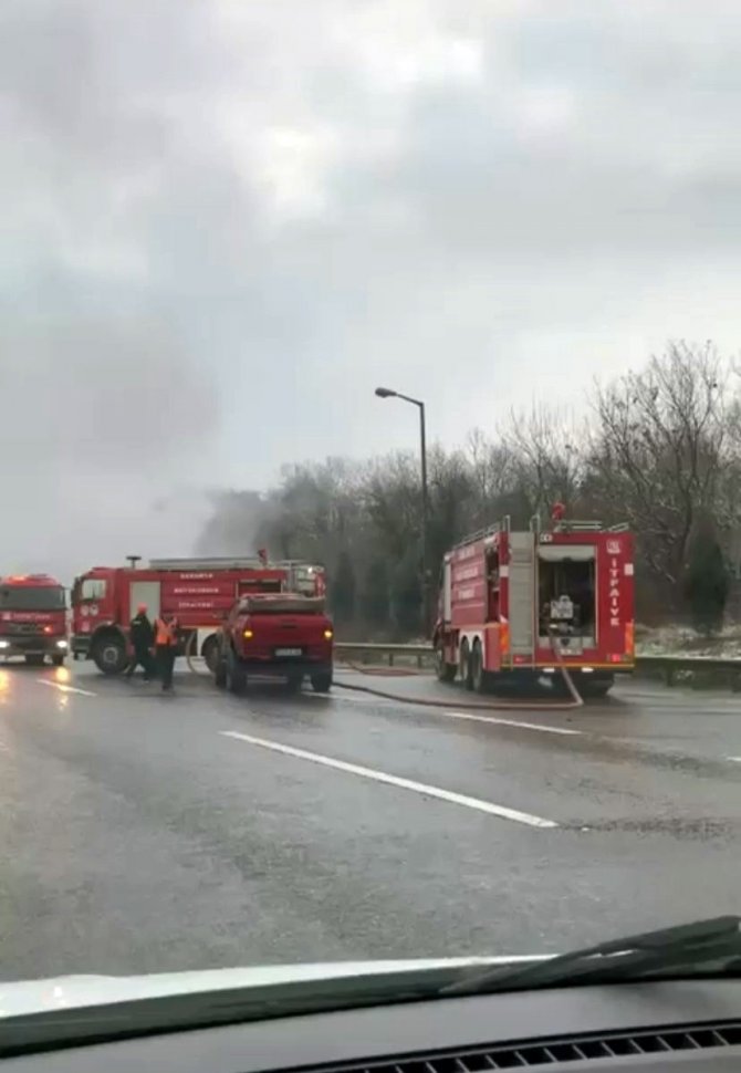 TEM’de tır ve taşıdığı 4 araç küle döndü